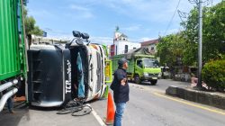 Mobil Boks Bermuatan Infus Terguling di Garuntang