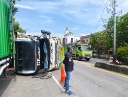 Mobil Boks Bermuatan Infus Terguling di Garuntang