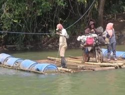 Warga Lampung Bertaruh Nyawa Seberangi Muara Sungai